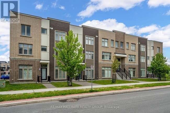 Photo du bâtiment - 825 Mikinak Rd