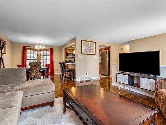 Building Photo - 353 Crescent Gardens Dr