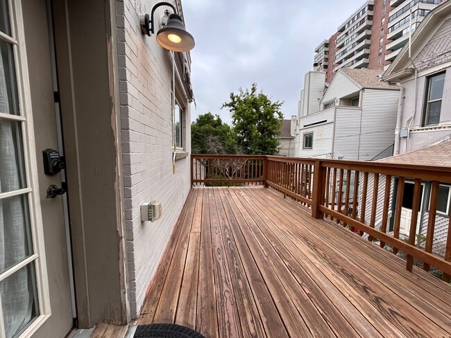 Building Photo - $0 DEPOSIT OPTION! BEAUTIFUL 1 BEDROOM CARRIAGE HOUSE IN THE HEART OF DENVER