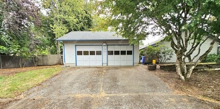 Building Photo - 2112 NE 33rd St