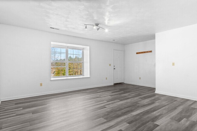 Building Photo - 4 Bed/2 1/2 Bathroom On Bus Line