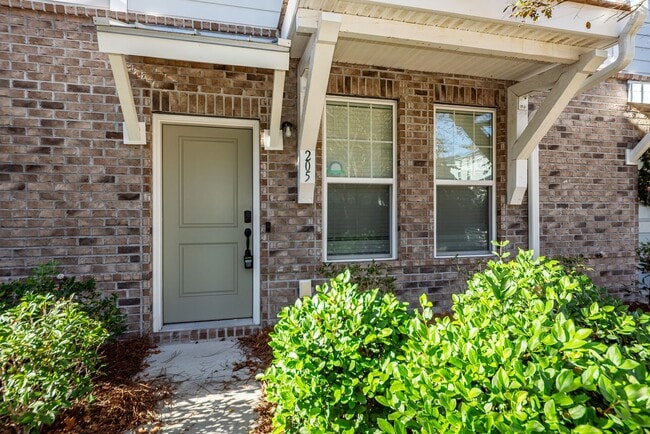 Building Photo - 4 Bedroom, 3.5 Bathroom Townhome in The Marshes at Cooper River - Charleston