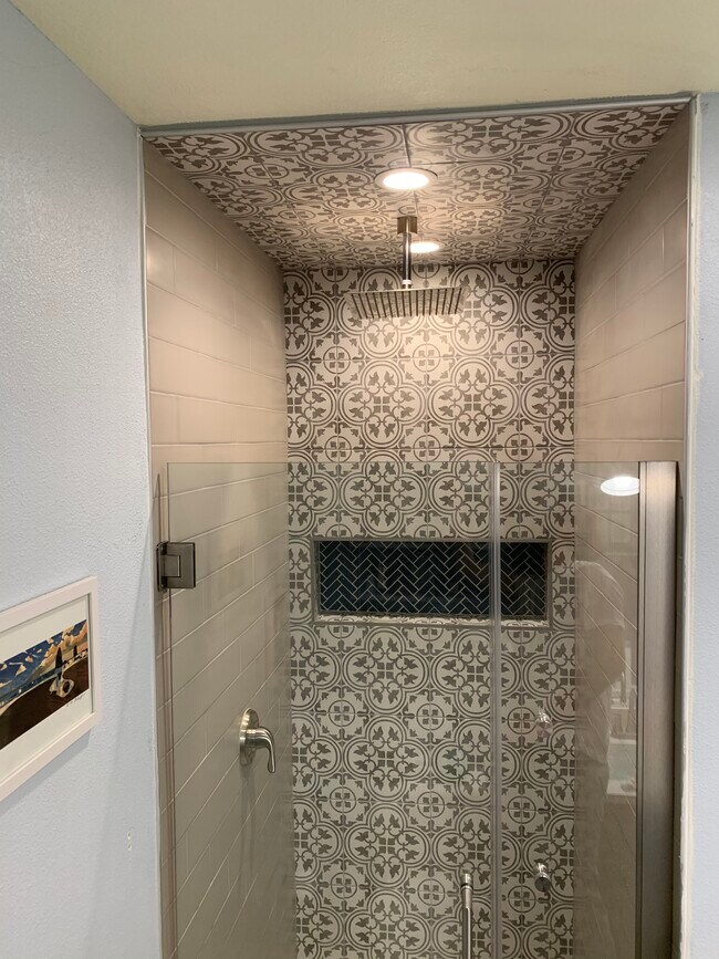Bathroom Spanish tiles - 1134 SW Jefferson St