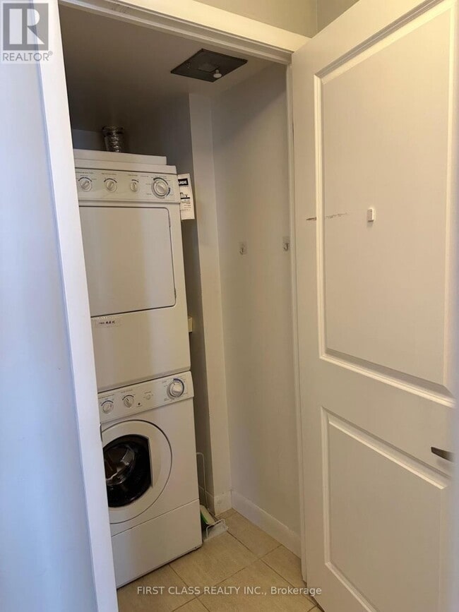 Building Photo - 5793 Yonge St