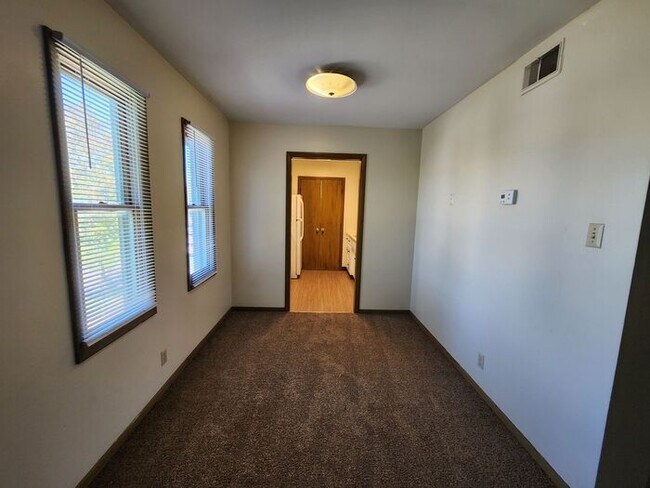 Foto del edificio - 1 Bedroom Apartment-Upper Apartment