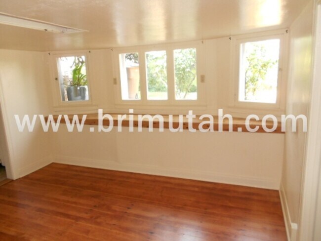 Foto del edificio - 1258 E Emerson Ave