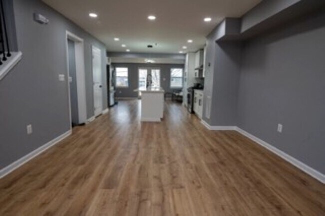 Building Photo - Lovely 3 BR/3.5 BA Townhome in Brentwood!