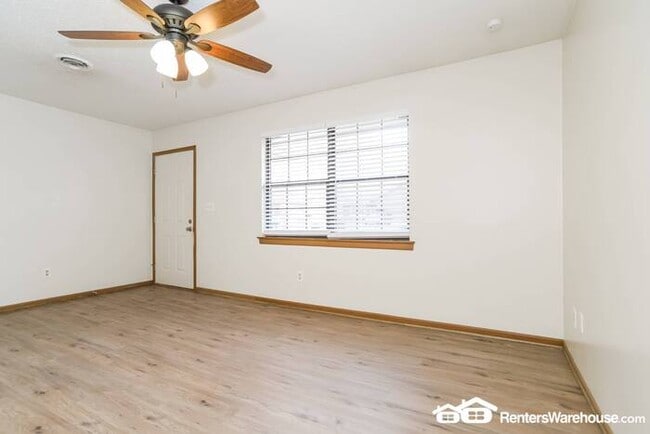 Building Photo - 2 Bed 1 Bath Side by Side Duplex For Rent!...