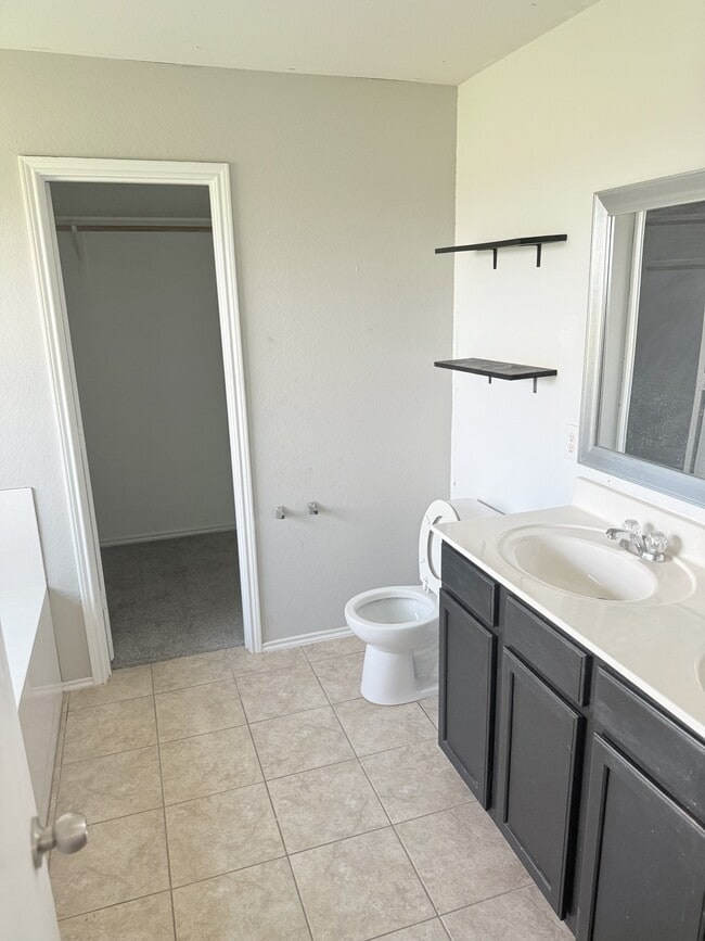 Building Photo - 206 W Gemini Ln