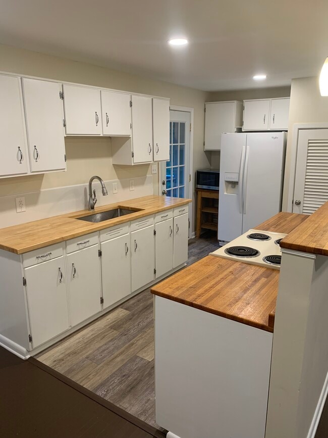 Building Photo - 110 Randolph Pl E