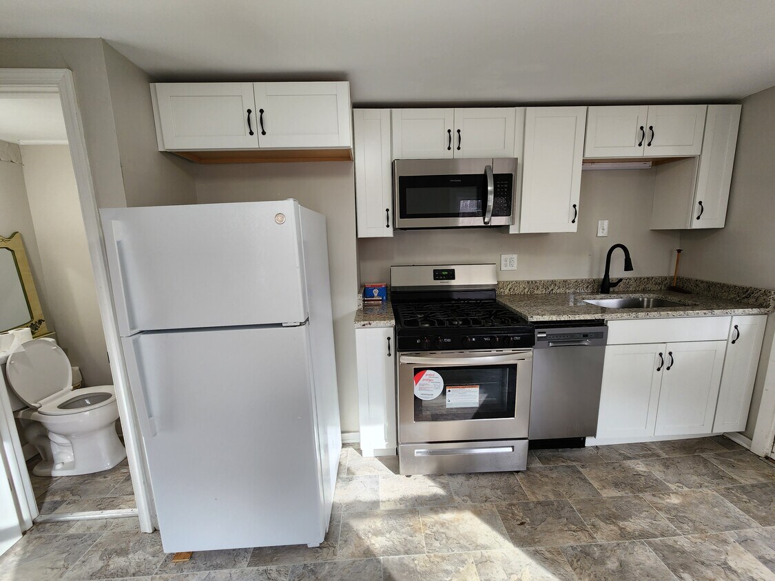 Primary Photo - 170 E North St