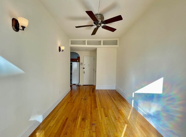 Building Photo - 22 W 68th St