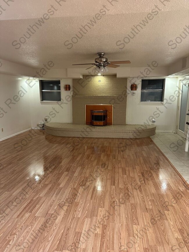 Building Photo - Spacious 3 bedroom, 2 bathroom Home. PET FRIENDLY!