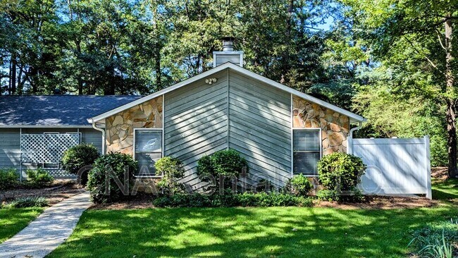 Foto del edificio - 1050 Mathews Ct