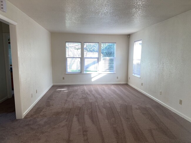 Building Photo - 3 Bedroom 2 Bath Home Located in the Cutte...