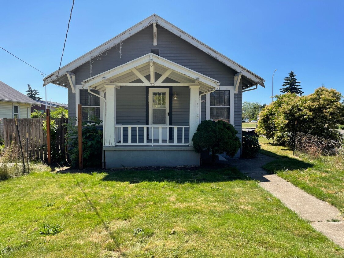 Primary Photo - Sweet + vintage little 1br/1ba House in th...