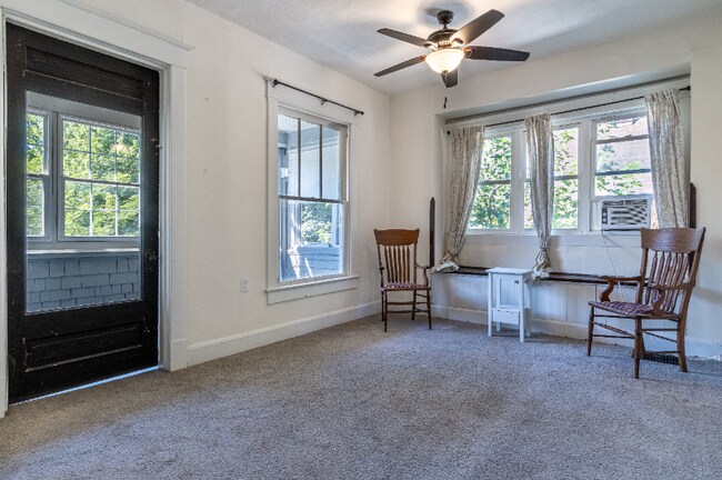 Foto del edificio - 2328 E 16th St