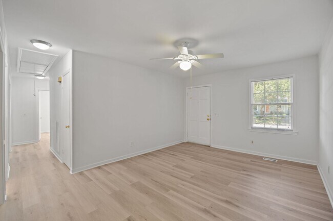 Foto del edificio - Updated Ranch in North Raleigh, New Floors and Paint, Rear Deck, Pet Friendly!