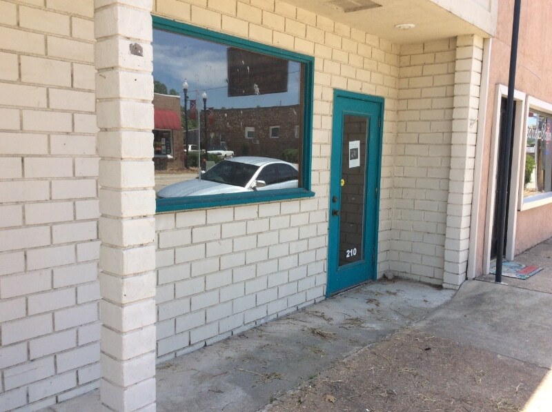 Primary Photo - 210 E Main St