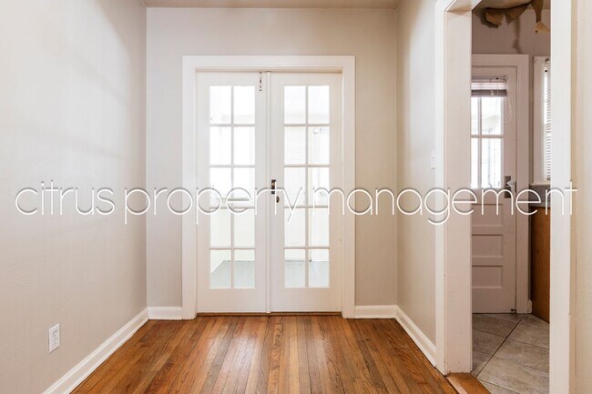 Building Photo - Adorable 2/1 in Mills/50 Filled with Vinta...