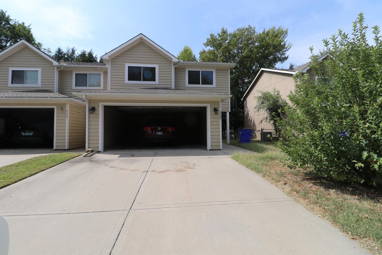 2407 Deerfield Blvd, Junction City, KS 66441 Townhome Rentals in