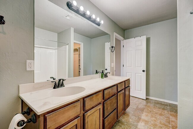 Foto del edificio - Comfort Meets Convenience | 3-Bedroom Home...