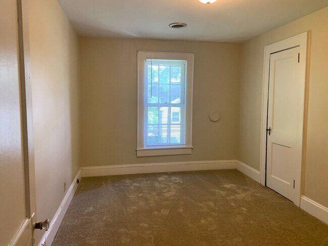 Foto del edificio - 2 BR, 2nd floor apartment w/ water, lawn service included near UNCG/Glenwood