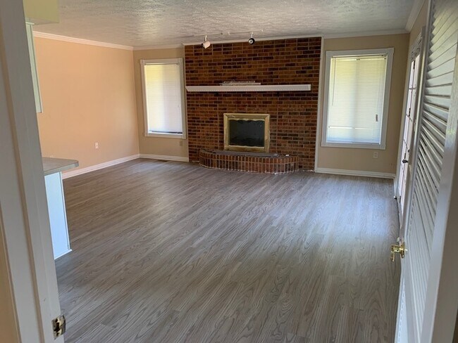 Foto del edificio - 718 W Alkaline Springs Rd