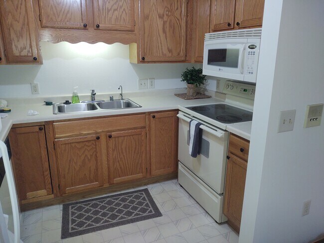 Open concept kitchen - 140 W Commerce Blvd