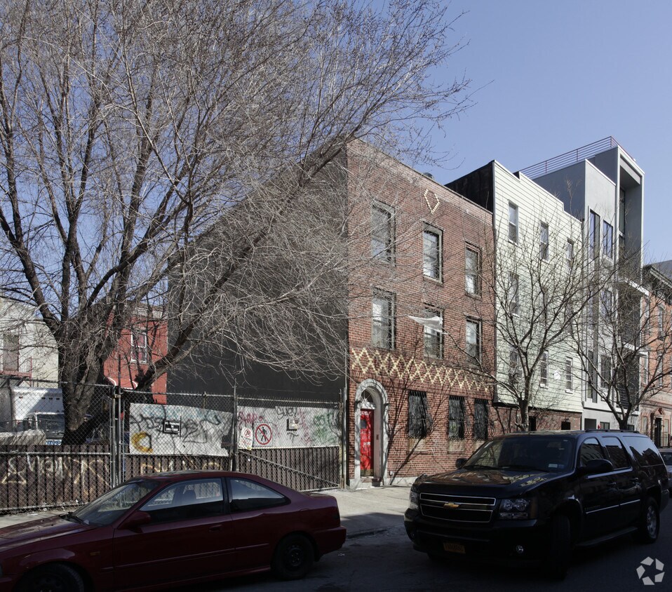 Primary Photo - 99 Meserole St