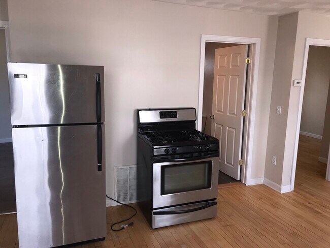 Kitchen/ dining area - 347 Woonasquatucket Ave