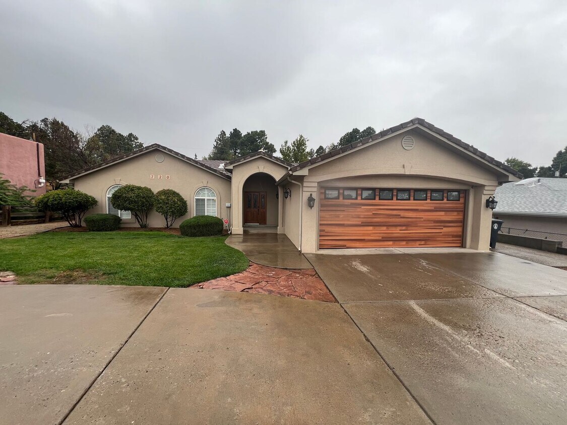 Primary Photo - Executive Rental