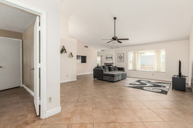 Building Photo - 3 Bedroom, 2 Bathroom with a Pool in Phoenix