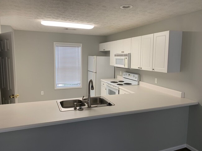 Building Photo - Donahue Crossing Three Bedroom Townhome