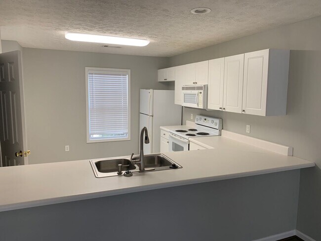 Foto del edificio - Donahue Crossing Three Bedroom Townhome