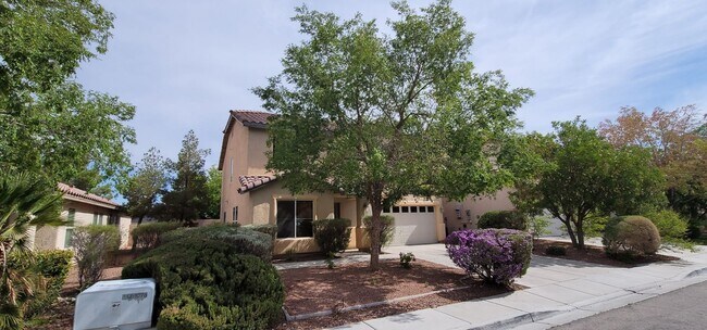 Foto del edificio - Beautiful former Model Home located near S...