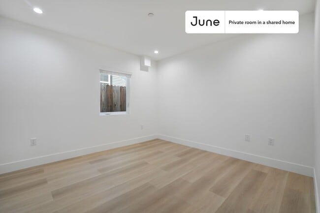 Foto del edificio - Private bedroom in 3 bed/2 bath Home