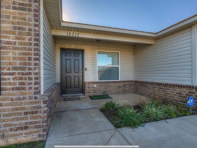 Building Photo - 10712 SW 23rd Pl