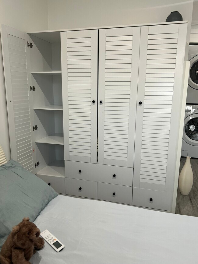 Armario - 4555 Narrot St