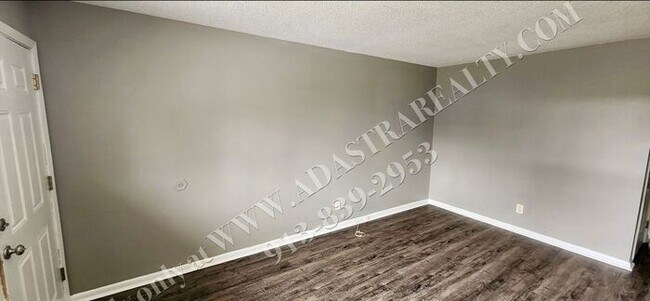 Foto del edificio - Cozy 2 Bed 1 Bath Duplex in KCK-Available NOW!!