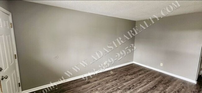 Foto del edificio - MOVE IN SPECIAL!! Cozy 2 Bed 1 Bath Duplex in KCK-Available NOW!! MOVE IN SPECIAL $400 OFF 2nd Mo...