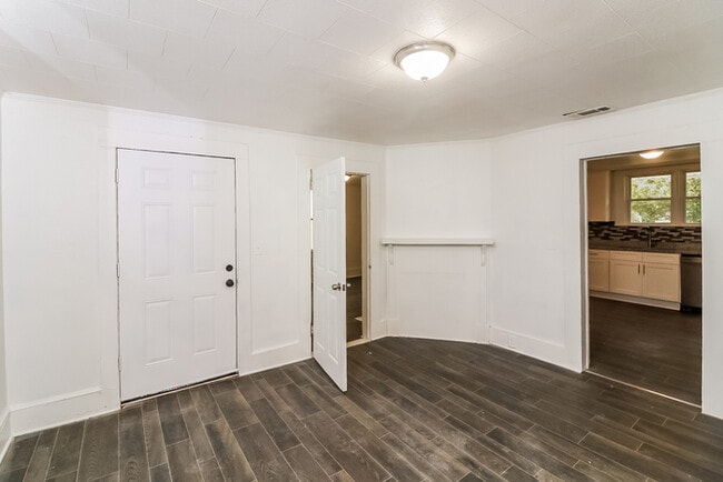 Building Photo - 360 5th St