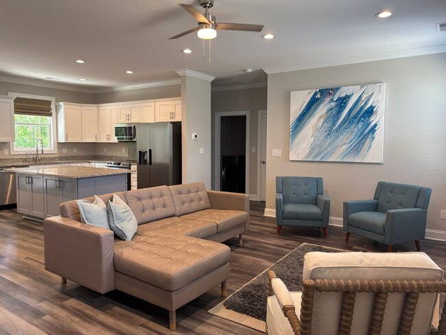 Building Photo - New home in Pine Knoll Shores
