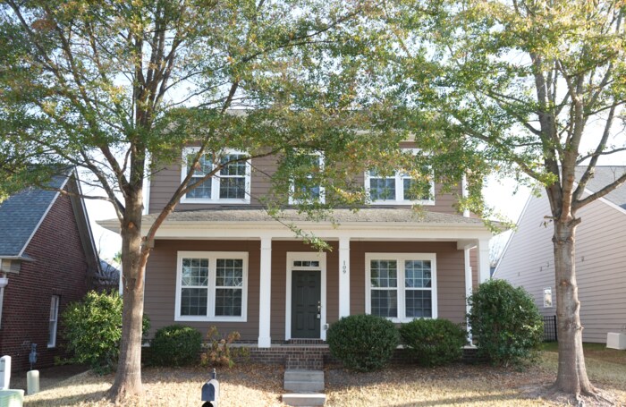 Foto principal - Spacious 5-Bedroom Home in Mooresville with Open Floor Plan & Loft!
