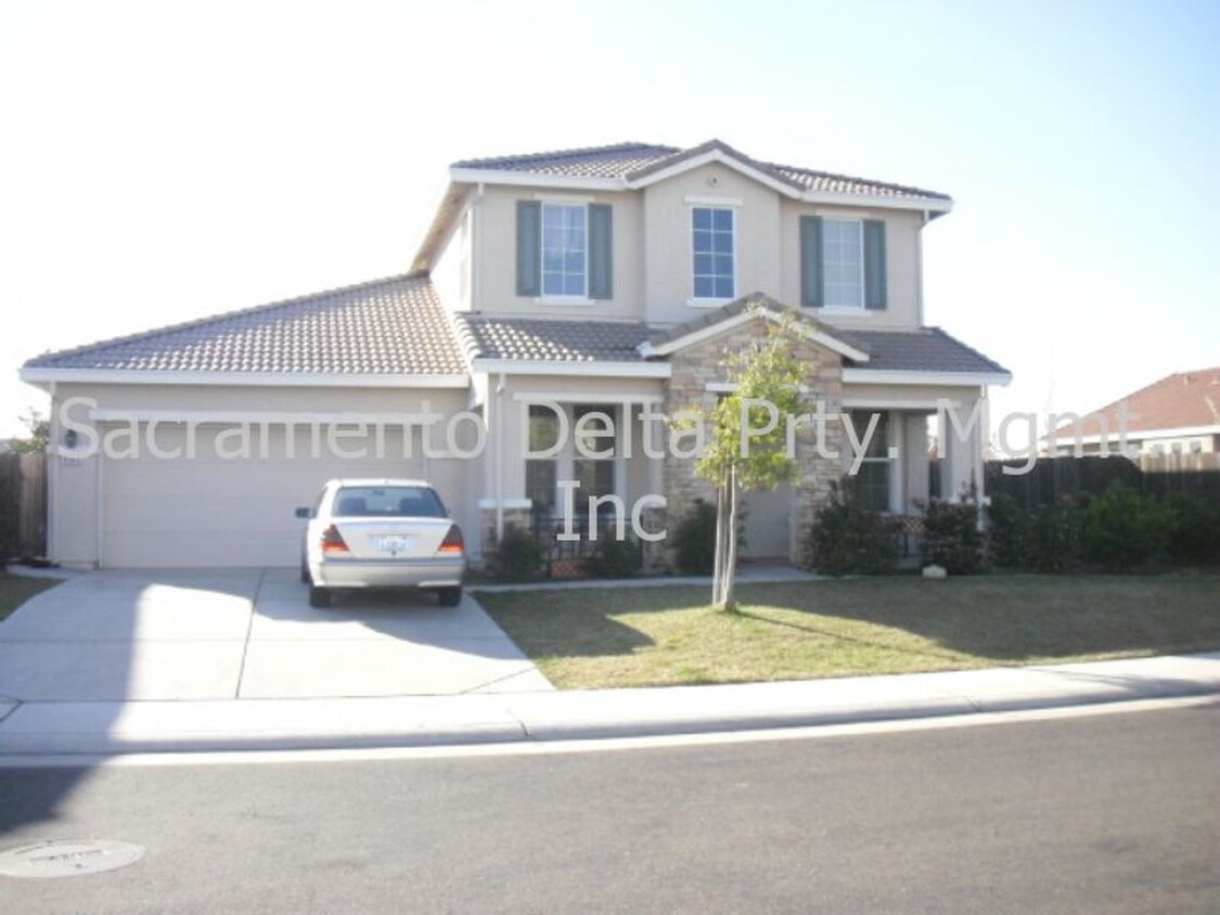 Foto principal - Beautiful Spacious 4 bed 2.5 bath home in ...