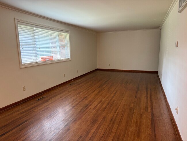 Foto del edificio - Charming 3BR 1 BA Home with Renovated Kitchen & In-unit Laundry in Worthington