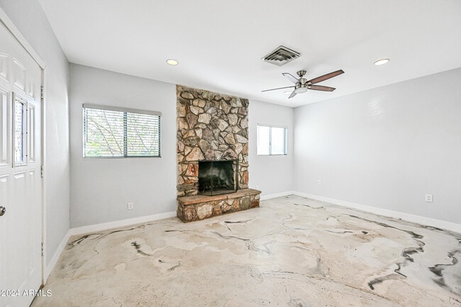 Foto del edificio - 1850 W Glenrosa Ave