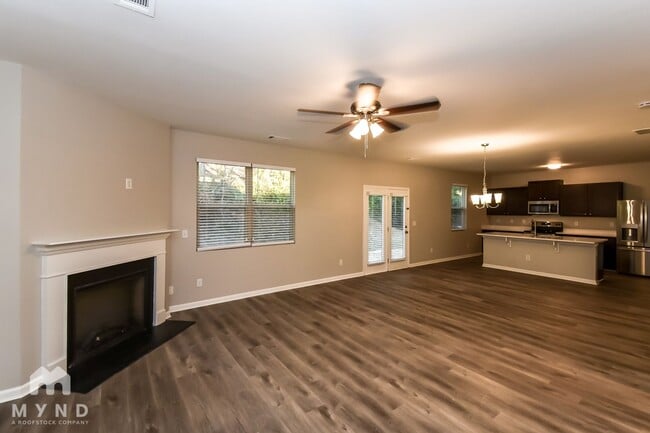 Building Photo - 828 Lake Chase