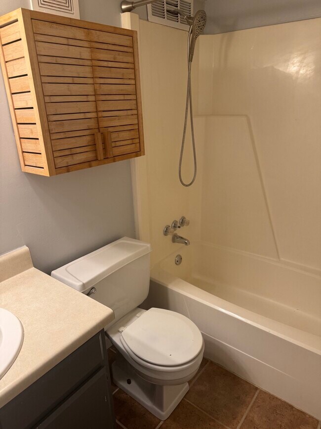 Baño principal en el segundo piso - 3983 N Quail Ln