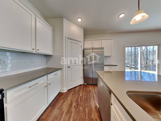 Building Photo - 3940 Chivalry Dr